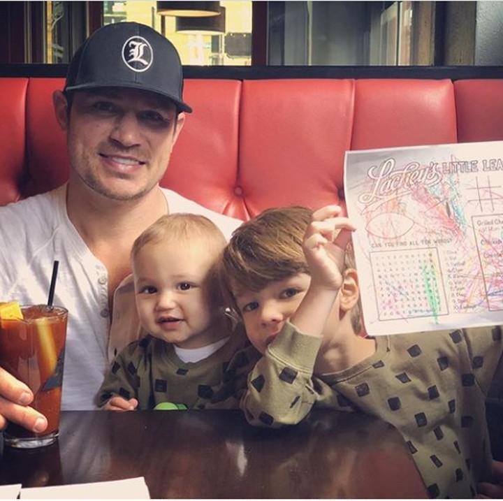 <p>Makan dan minum di luar saat weekend, anak-anak senang, ayah pun senang. (Foto: Instagram @nicklachey)</p>