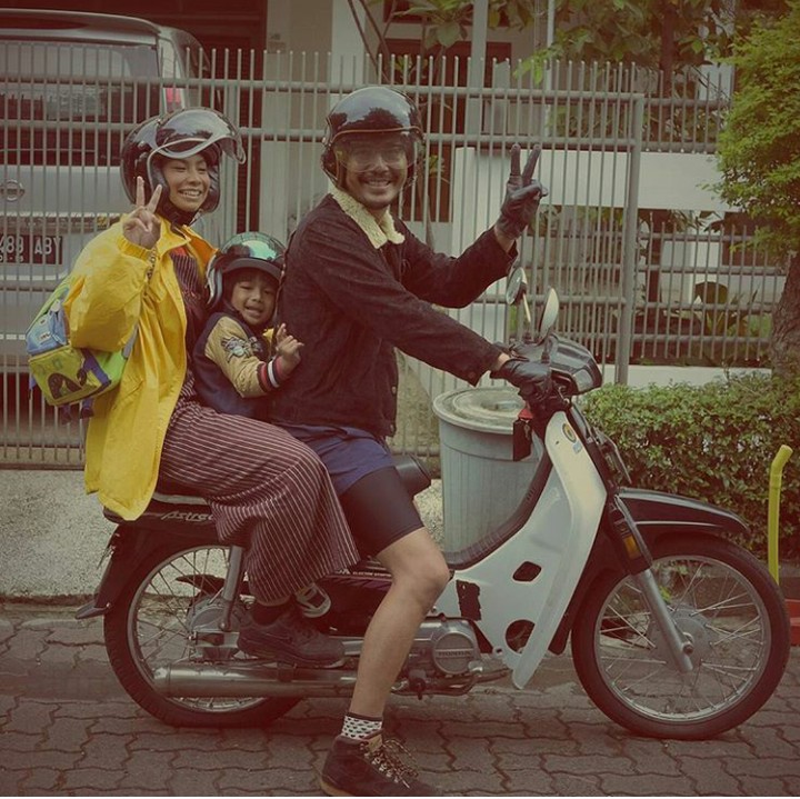 <p>Ini saat Bunda Daanish mengantar Matahari pergi sekolah nih. ( Foto: Instagram @ shareefadaanish)</p>