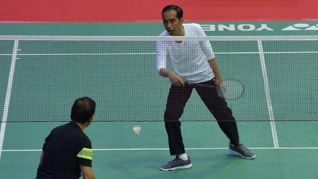 Jokowi tahu bahwa Sultan Brunei Darussalam, Hassanal Bolkiah germar bermain bulu tangkis. Karena itu Jokowi mengajaknya bertanding saat Sultan Brunei datang.