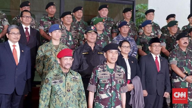 Yang Di-Pertuan Brunei Darussalam, Sultan Hassanal Bolkiah bersama Presiden Joko Widodo mengunjungi Mabes TNI. Sejumlah atraksi dipertunjukan di hadapan mereka.