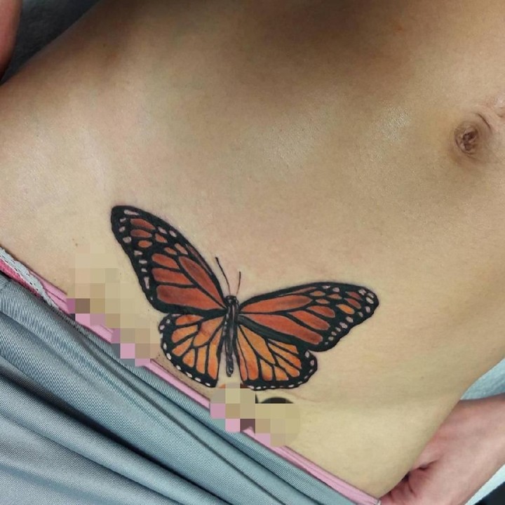 <p>Eh, ada kupu-kupu hinggap di perut bunda yang satu ini. Cantik! (Foto: Instagram/ @natesorensen_tattooist)</p>