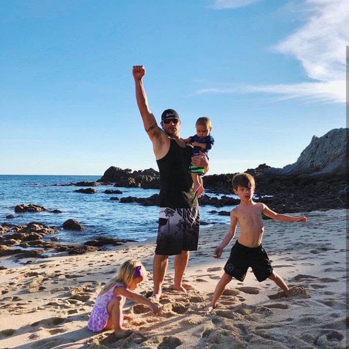 <p>Hore, main di pantai bareng ayah. (Foto: Instagram @nicklachey)</p>