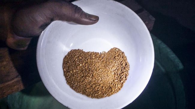 Setelah dilakukan uji bakar sederhana, butiran emas yang ditemukan turis dalam perut bebek di Hunan, China, diyakini sebagai emas murni.