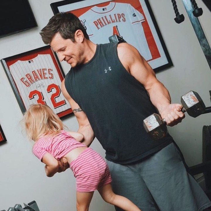 <p>Anak pun bisa jadi beban untuk olahraga angkat beban Ayah Nick. (Foto: Instagram @nicklachey)</p>