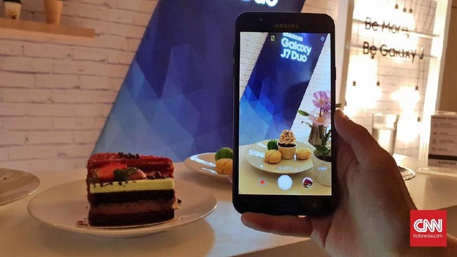 CNNIndonesia.com mendapat kesempatan untuk menjajal Galaxy J7 Duo disela peluncuran di Jakarta, Kamis (3/5).