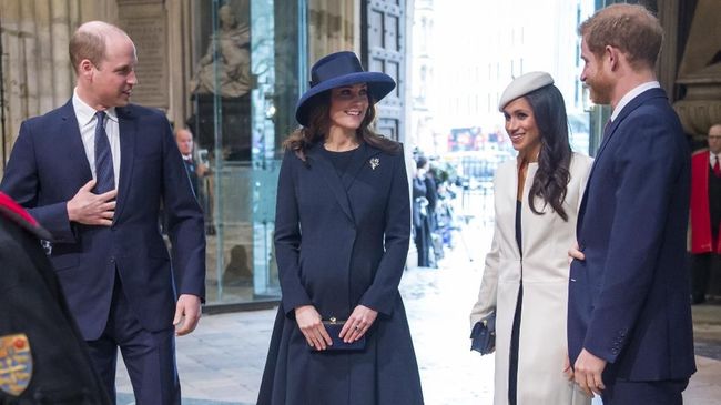 Meski sama-sama anggota Kerajaan Inggris, beban moral Pangeran William-Kate dengan Pangeran Harry-Meghan Markle ternyata beda dalam hal etika bermesraan.