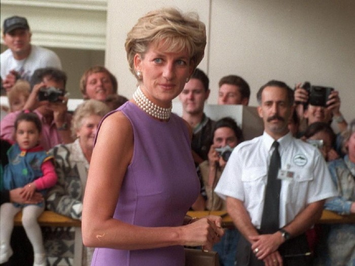 NOV1996 1996 - PRINCESS DIANA AT THE VICTOR CHANG CARDIAC RESEARCH INSTITUTE , SYDNEY,  AUSTRALIA. (Photo by Patrick Riviere/Getty Images)