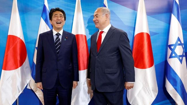 Jamu PM Jepang, Netanyahu Sajikan Hidangan Penutup di Sepatu