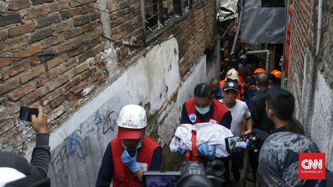 Kepala Diskar PB Kota Bandung menyatakan seorang balita ditemukan tewas terkurung di kamar mandi usai kebakaran yang hanguskan puluhan rumah.