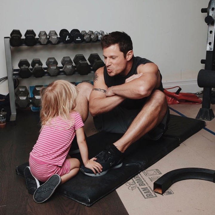 <p>Olahraga ditemani si sulung Brooklyn, bikin ayah makin semangat. (Foto: Instagram @nicklachey)</p>