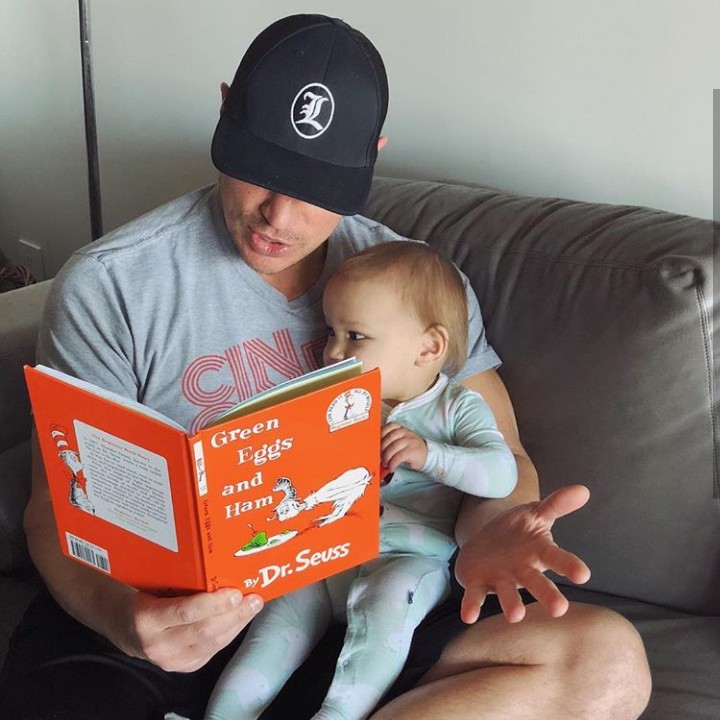 <p>Aih serunya dibacakan buku cerita oleh sang ayah. (Foto: Instagram @nicklachey)</p>