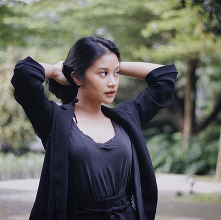 <p>Netizen juga nampaknya setuju jika dalam foto ini Adira mirip sekali dengan <a href="https://hot.detik.com/celeb/2981391/dikabarkan-sudah-menikah-lagi-ikke-nurjanah-amin" target="_blank">Ikke Nurjanah</a>. Ya kan, Bun? (Foto: Instagram @adirakania)</p>
