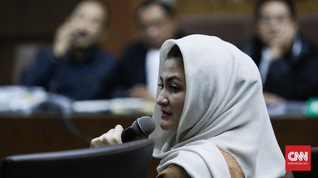 Istri mantan Ketua DPR Setya Novanto, Deisti Astriani Tagor, mengaku direkrut oleh pengusaha Heru Taher sebagai komisaris di PT Mondialindo demi membayar utang.