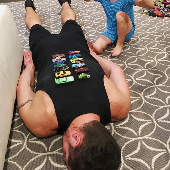 <p>Ini ceritanya pijat menggunakan mobil-mobil kecil koleksinya anak. (Foto: Instagram @nicklachey)</p>