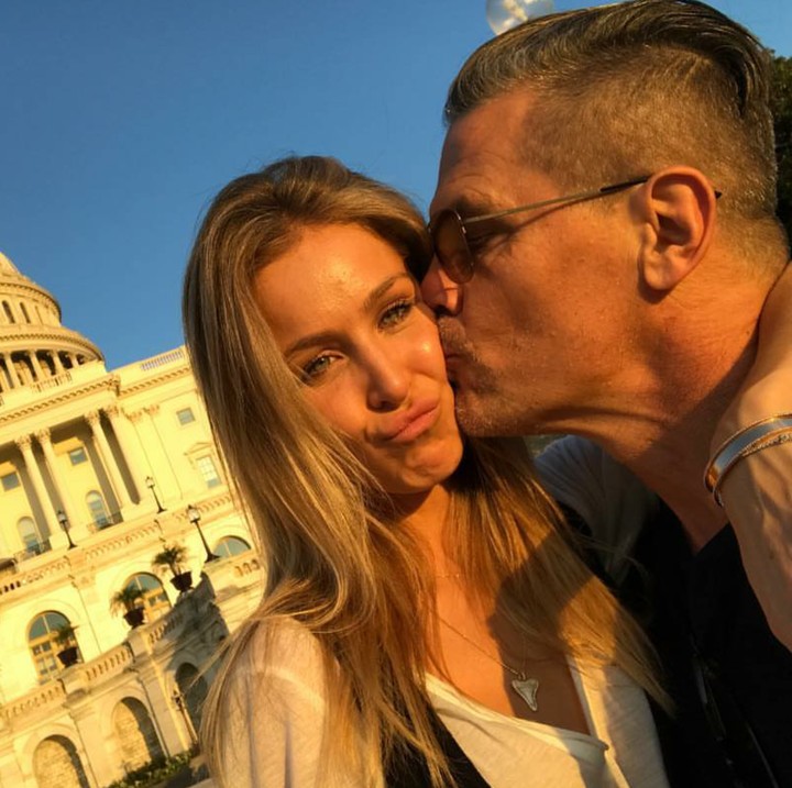 <p>"Untuk istriku yang luar biasa, kamu adalah duniaku. Aku sangat bersyukur kamu hadir dalam hidupku," ujar Josh. (Foto: Instagram/joshbrolin)</p>