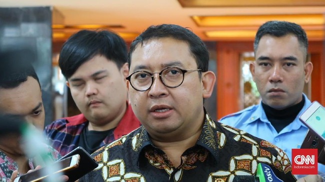 Wakil Ketua DPR Fadli Zon menduga ada maksud terselubung di balik kebijakan pemerintah menaikkan tunjangan hari raya di tahun politik.