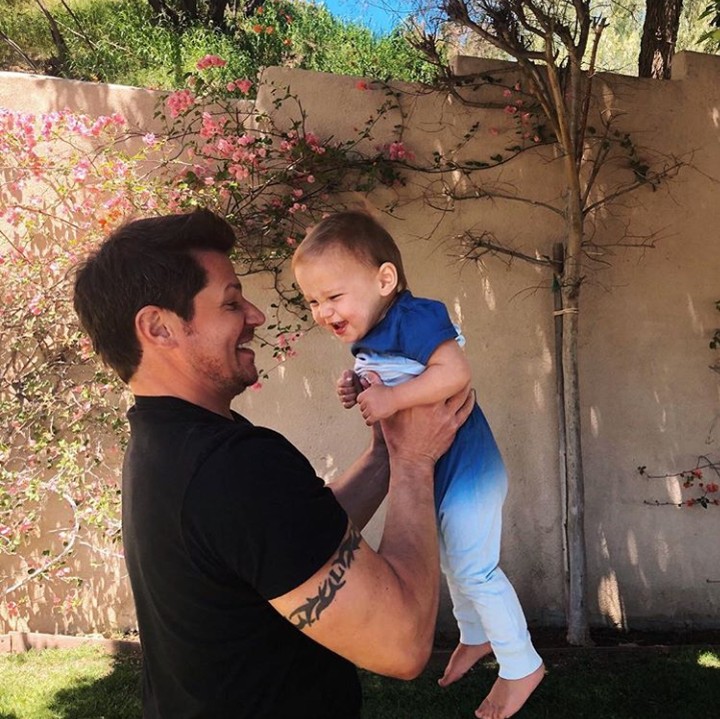 <p>Senyum manis si kecil saat diangkat sang ayah. (Foto: Instagram @nicklachey)</p>