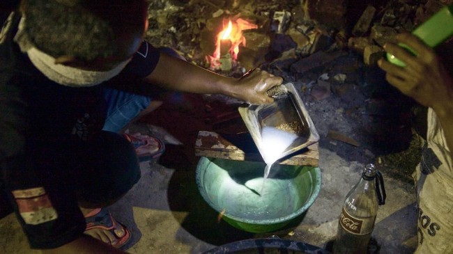 Dinkes Sumut membentuk tim untuk menginvestigasi kaitan antara enam kasus kelainan bayi dengan penggunaan merkuri di tambang ilegal di Mandailing Natal.