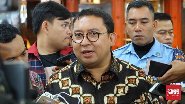 Fadli Zon menyoroti pertemuan Seskab Pramono Anung dengan sejumlah Sekjen partai politik di kantor Sekretariat Kabinet. Hal itu dicap penyalahgunaan kekuasaan.