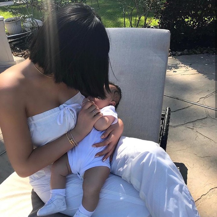 <p>Sepertinya Stormi lagi ngobrol sama bundanya nih. (Foto: Instagram Kylie Jenner)</p>