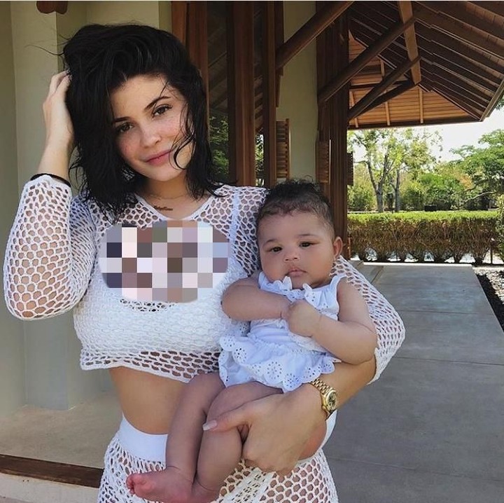 <p>Belakangan berhembus kabar wajah Stormi mirip dengan bodyguard sang bunda, Tim Chung. (Foto: Instagram Kylie Jenner)</p>