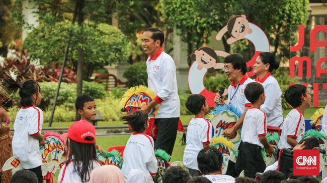 Masih dalam rangkaian peringatan Hari Pendidikan Nasional, Presiden Jokowi 'mengubah' kompleks istana menjadi taman bermain anak.
