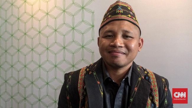 Bagi Romo Marselus Hasan, pastor Santo Damian Bea Muring, Manggarai Timur, air dan pendidikan adalah dua hal tak terpisahkan untuk mencapai cita masa depan.
