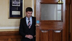 Gerrard Tak Berani Lihat Liverpool vs Barcelona Hingga Usai