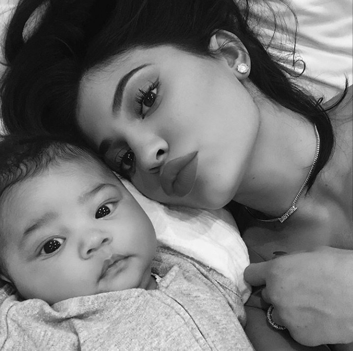 <p>Meski masih bayi Stormi sadar kamera ya, he-he. (Foto: Instagram Kylie Jenner)</p>