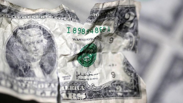 dollar U.S. dollar and Euro banknotes are seen in this picture illustration taken May 3, 2018. REUTERS/Dado Ruvic/Illustration - PT Rifan