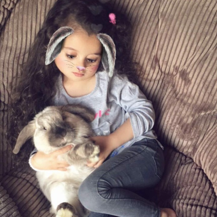 <p>Wah Mia asyik pelukan sama kelinci nih. (Foto: Instagram/miaaflalo)</p>