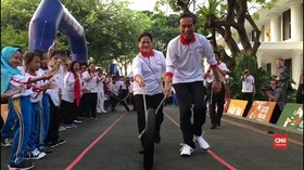 VIDEO: Jokowi Bermain di Depan Istana Merdeka