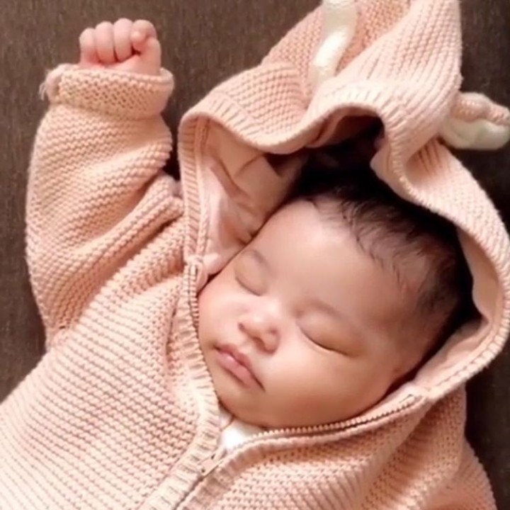 <p>Wajah Stormi dari dekat, menurut Bunda si kecil Stormi mirip ayahnya atau ibunya? (Foto: Instagram Stormi Jenner)</p>