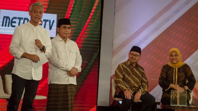 Pada survei terbaru yang dirilis SMRC, pasangan Ganjar-Taj Yasin diperkirakan bakal meraup 79,1 persen, sementara pasangan Sudirman-Ida mendapatkan 22,6 persen.