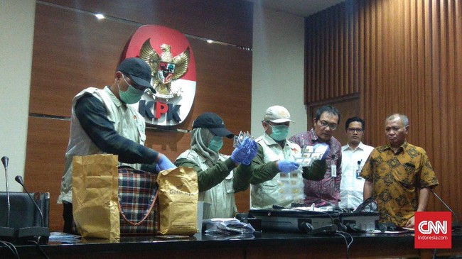 Sebelum menjadi Anggota DPR RI, Amin Santono sempat berkarier 29 tahun di Kementerian Keuangan hingga memasuki masa pensiun.