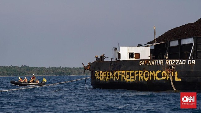 Kerusakan terumbu karang di Taman Nasional Karimunjawa sudah mengkhawatirkan. Banyak yang rusak, bahkan mati akibat Kapal Tongkang yang masih hilir mudik.