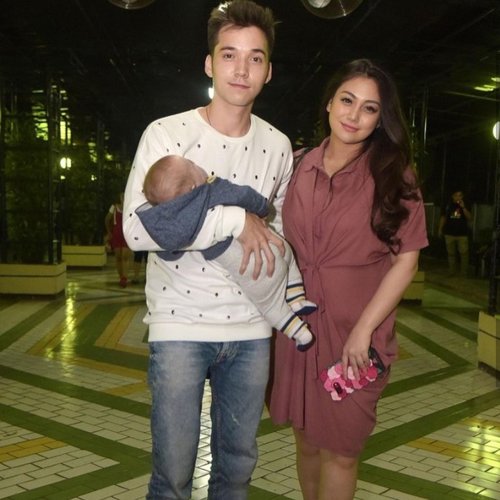 Meski punya anak di usia yang masih muda, tapi Stefan William piawai banget menggendong bayi. (Foto: Instagram @luciootthildwilliam_)