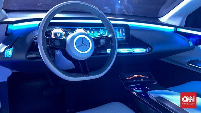 Mercedes Benz menegaskan salah kaprah soal kemunculan mobil listrik yang ditakutkan 'nyetrum' saat melintasi genangan atau terendam air.
