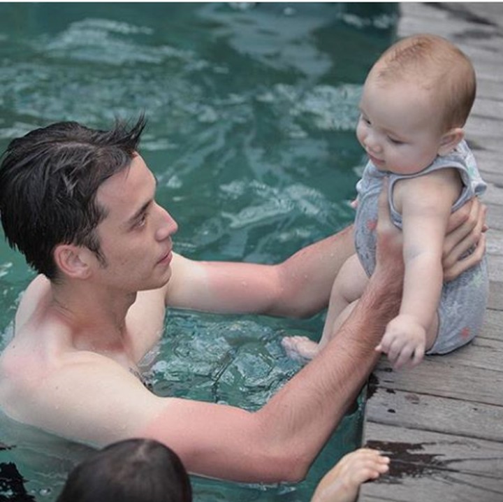 Baby Cio mau diajarin berenang ayahnya nih. (Foto: Instagram @luciootthildwilliam_)