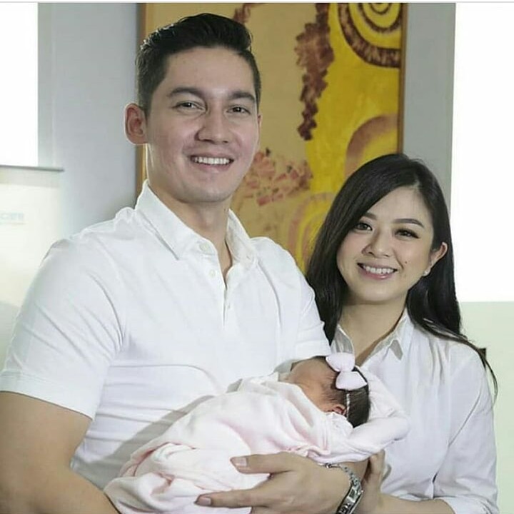 <p>Bagi yang nggak terbiasa, tentu agak susah menyebutkan namanya. Panggil bayi cantik ini Vesya saja, Bun. (Foto: Instagram @zylvechia.ecclesie)</p>