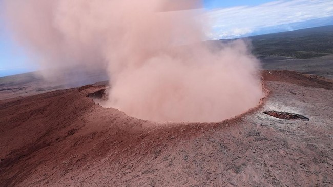 Hawaii memeringatkan warga dan pesawat untuk menjauh setelah segumpal abu dari gunung berapi Kilauea naik hingga 12.000 kaki (3,6km) ke udara.