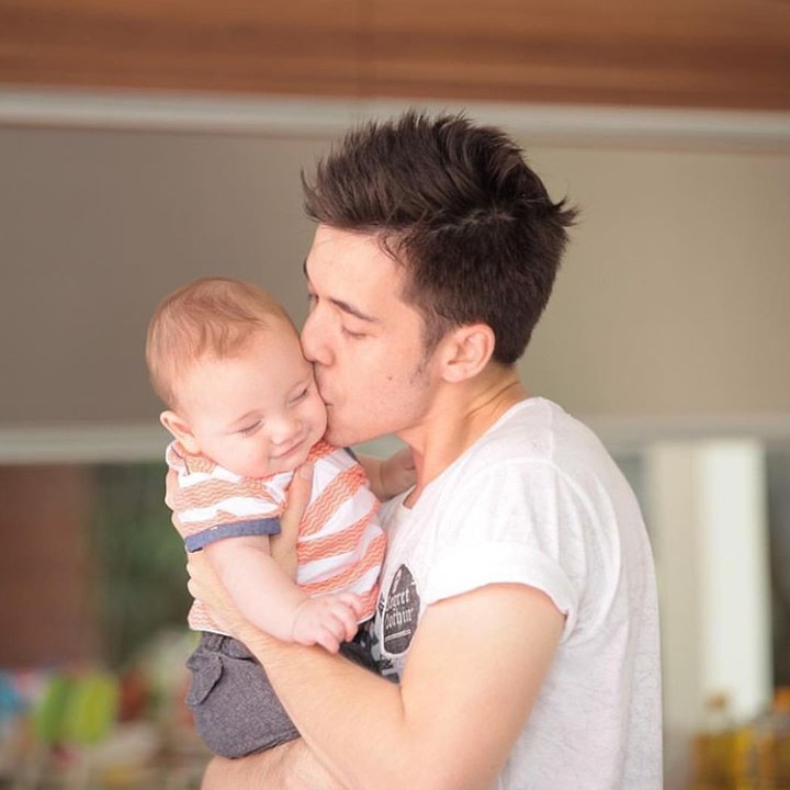 Mmuach... Sang ayah sepertinya gemas banget sama pipi bakpaonya Baby Cio, hi-hi. (Foto: Instagram @luciootthildwilliam_)