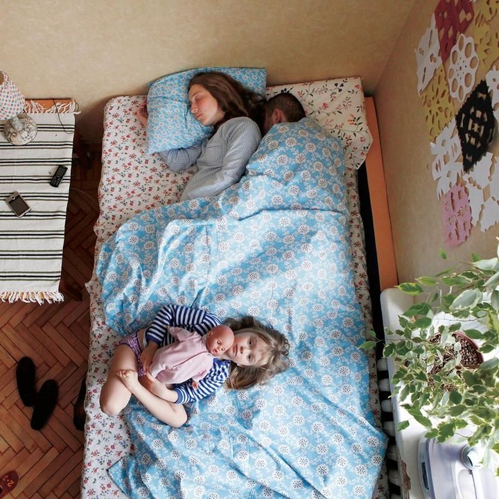 Projek foto ini diberi judul 'Waiting'. Ini bukan hanya soal sikap pasangan dalam periode menunggu kelahiran si bayi, tapi juga cara hidup keluarga muda di kota besar yang modern. (Foto: www.janaromanova.com/waiting)