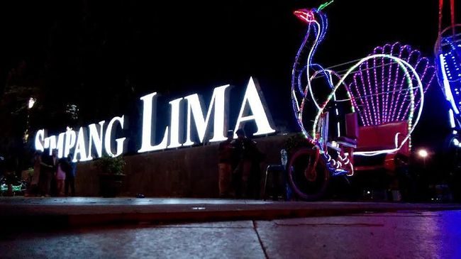 Malam hari, kawasan Simpang Lima Semarang jadi surga kuliner berkat keberadaan lebih dari 150 warung makan kaki lima yang berderet menjajakan aneka makanan.