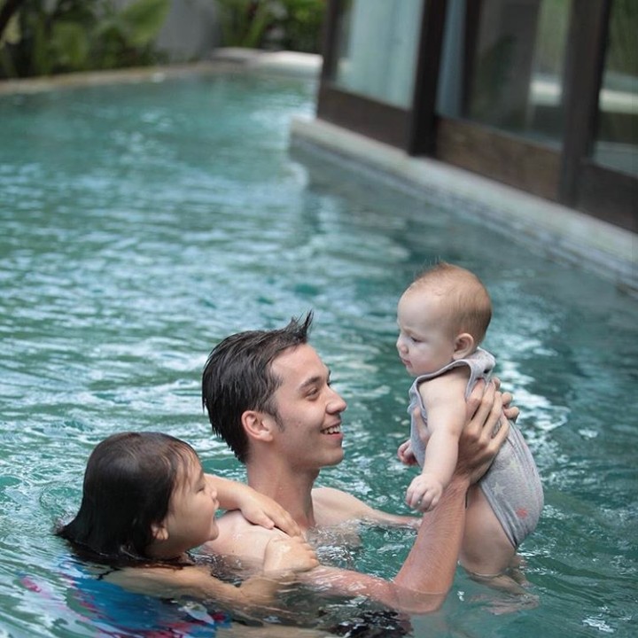 Ayo berenang dulu Baby Cio... (Foto: Instagram @luciootthildwilliam_)