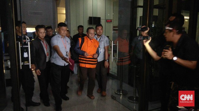 Jubir PK Febri Diansyah menyebut penahanan akan dilakukan selama dua puluh hari ke depan. KPK kini mengamankan Amin Santono di Rutan Cabang KPK malam ini.