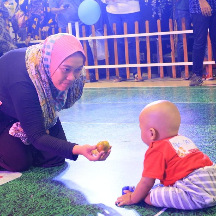 <p>Nah, kalau ini si kecil disemangati pakai jeruk.</p>