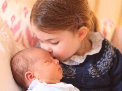 Cup! Cium Sayang Putri Charlotte untuk sang Adik, Pangeran Louis