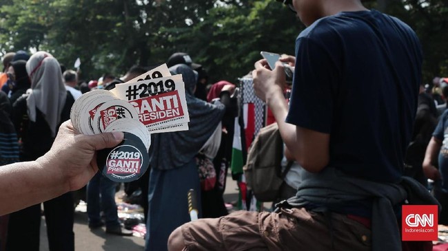 Deklarasi #2019GantiPresiden di Surabaya batal digelar karena ditolak kelompok yang kontra. Bahkan Ahmad Dhani juga turut diusir terkait acara itu.