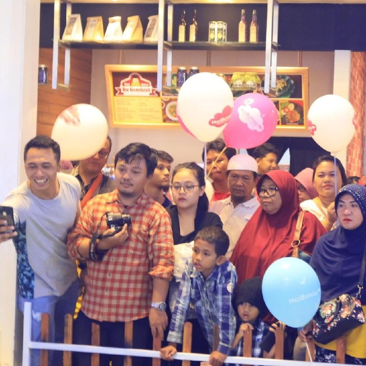 <p>Wah yang nonton ramai banget. Jangan grogi ya, Nak.</p>